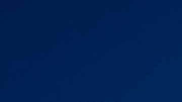 Un oficial de la Marina haciendo un saludo a la bandera a bordo del USNS Mercy.