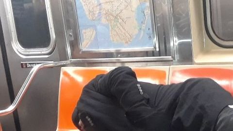 Indigente durmiendo en el Metro