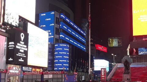 Hacinamiento en casas y vacío en la zona hotelera de NYC