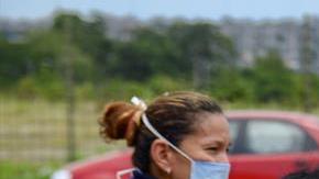 Mujer llora ante el ataúd de su familiar.