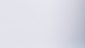 Un oficial del Departamento de Bomberos del Condado de Los Ángeles conversa con un oficial de policía.