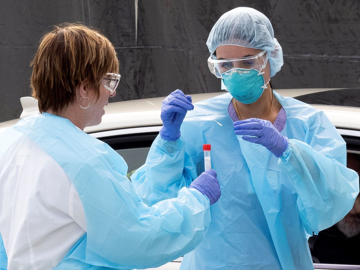 Una prueba de coronavirus en centros de pruebas a personas que llegan en sus autos, sitios que se han comenzado a instalar en varias ciudades de EEUU.