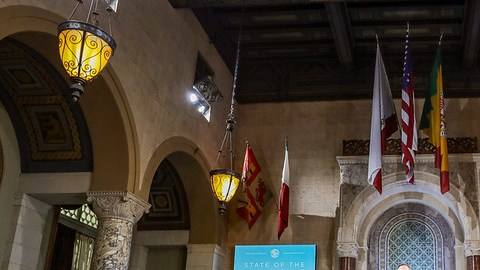 El alcalde de Los Ángeles, Eric Garcetti anunció recortes en el salario de los trabajadores debido al coronavirus. (Cortesía Oficina del Alcalde Eric Garcetti)