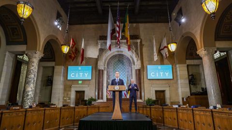 El alcalde de Los Ángeles, Eric Garcetti anunció recortes en el salario de los trabajadores debido al coronavirus. (Cortesía Oficina del Alcalde Eric Garcetti)