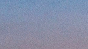 Cae la noche en Los Angeles, California y la autopista 10 se muestra sin tráfico durante la pandemia del COVID-19. DAVID MCNEW/EFE