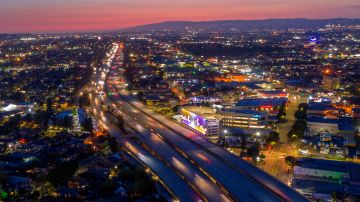 Cae la noche en Los Angeles, California y la autopista 10 se muestra sin tráfico durante la pandemia del COVID-19. DAVID MCNEW/EFE