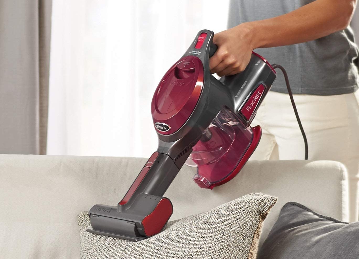 4 aspiradoras eficientes para limpiar profundamente tus muebles - La Opinión