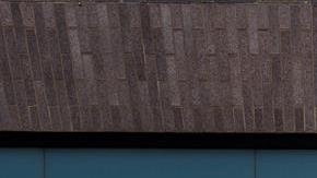 Un doctor camina junto a la sala de emergencias.