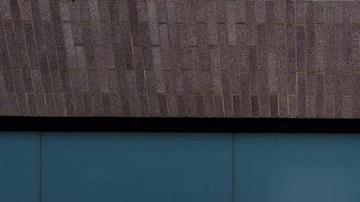 Un doctor camina junto a la sala de emergencias.