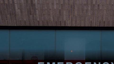 Un doctor camina junto a la sala de emergencias.
