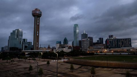 El centro de Dallas con el mensaje de quedarse en casa en un edificio.