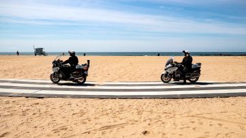 Dos oficiales de la Policía patrullan una playa del condado de Los Ángeles.