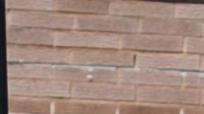 Un médico y un empleado de una funeraria transfieren un ataúd a un coche fúnebre desde una morgue temporal en NY.