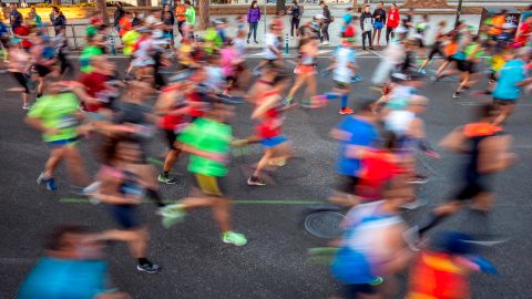 Juan Carlos Blanco recorrió la distancia de un maratón dentro de su hogar.