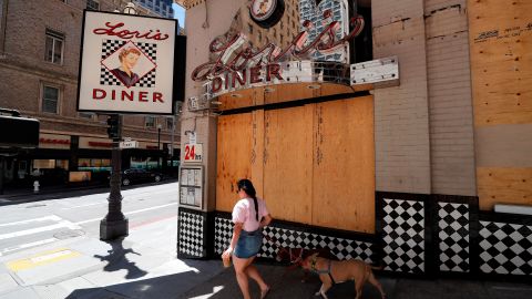 Una tienda cerrada en San Francisco donde la orden de estar en casa se extiende a fines de mayo.