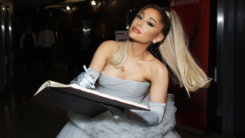 Ariana Grande tiene una manada perruna de 13 rescatados.