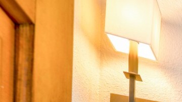 Iluminación, accesorios y pintura pueden cambiar la apariencia de tu baño.