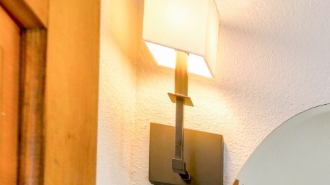 Iluminación, accesorios y pintura pueden cambiar la apariencia de tu baño.