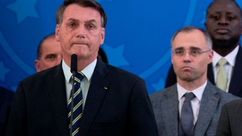 BRA100. BRASÍLIA (BRASIL), 28/04/2020.- Fotografía de archivo fechada el 24 de abril de 2020 que muestra al presidente de Brasil, Jair Bolsonaro (i), junto al nuevo ministro de Justicia, André Luiz de Almeida Mendonça (d), durante un evento en Brasilia (Brasil). En un intento de apaciguar la crisis política que desató la renuncia del exministro de Justicia Sergio Moro, el presidente de Brasil, Jair Bolsonaro, nombró este martes como reemplazo al abogado André Luiz de Almeida Mendonça, un pastor evangélico moderado y de perfil técnico. EFE/ Joédson Alves