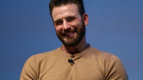 Chris Evans vive una perruna cuarentena.