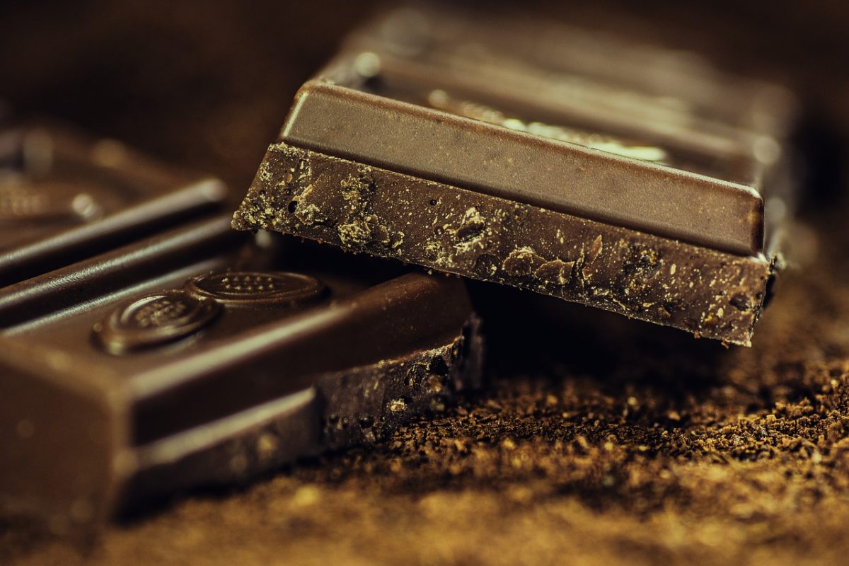 El chocolate es rico en magnesio, un mineral que puede reducir los dolores de cabeza.