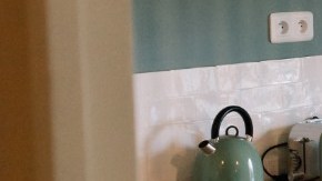 En Wayfair puedes encontrar una mesa similar para espacios pequeños.