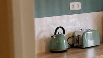 En Wayfair puedes encontrar una mesa similar para espacios pequeños.