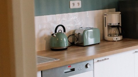 En Wayfair puedes encontrar una mesa similar para espacios pequeños.