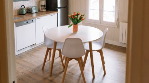 En Wayfair puedes encontrar una mesa similar para espacios pequeños.