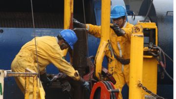 La petrolera mexicana quiere evitar contagios entre sus trabajadores en altamar.