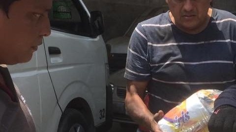 El narco sigue entregando despensa en municipios pobres.