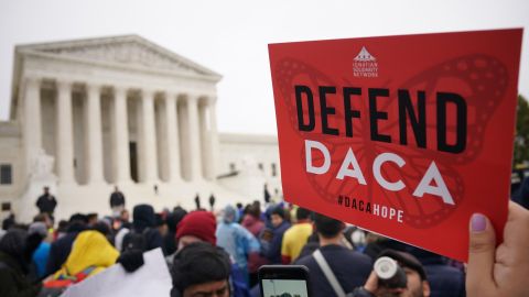 El programa DACA protege de la deportación a los jóvenes y permite que puedan trabajar en el país.