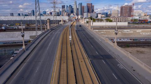 El tráfico es ligero en East First Street en Los Ángeles desde que las restricciones por coronavirus entraron en vigor.