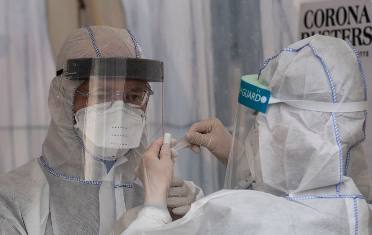 Profesionales de la salud recolectan pruebas de coronavirus en Berlín.