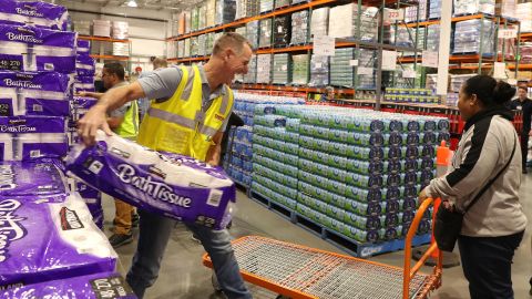 Costco coronavirus policías médicos salud Walmart primeros auxilios COVID-19 trabajadores