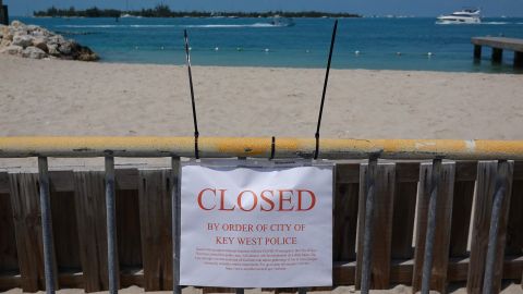 Acceso cerrado a una playa de Key West, en los Cayos de Florida, al sur del estado.