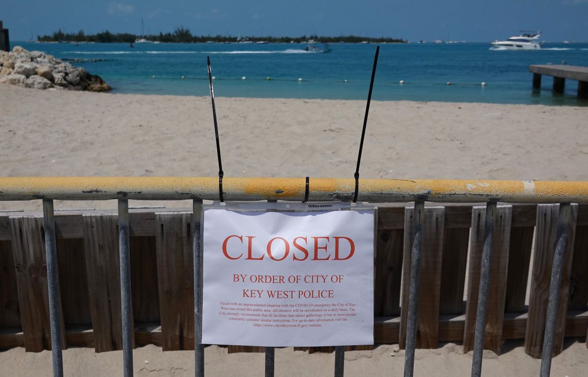 Acceso cerrado a una playa de Key West, en los Cayos de Florida, al sur del estado.