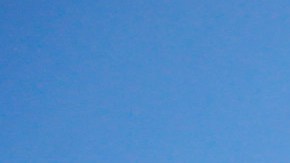 El emblemático paseo de Ocean Drive prácticamente vacío después de que ordenaran el cierre de hoteles y negocios no esenciales.