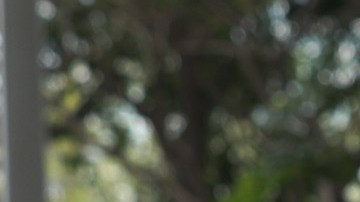 Una enfermera junto a una persona sin hogar en el centro de Miami.