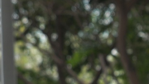 Una enfermera junto a una persona sin hogar en el centro de Miami.