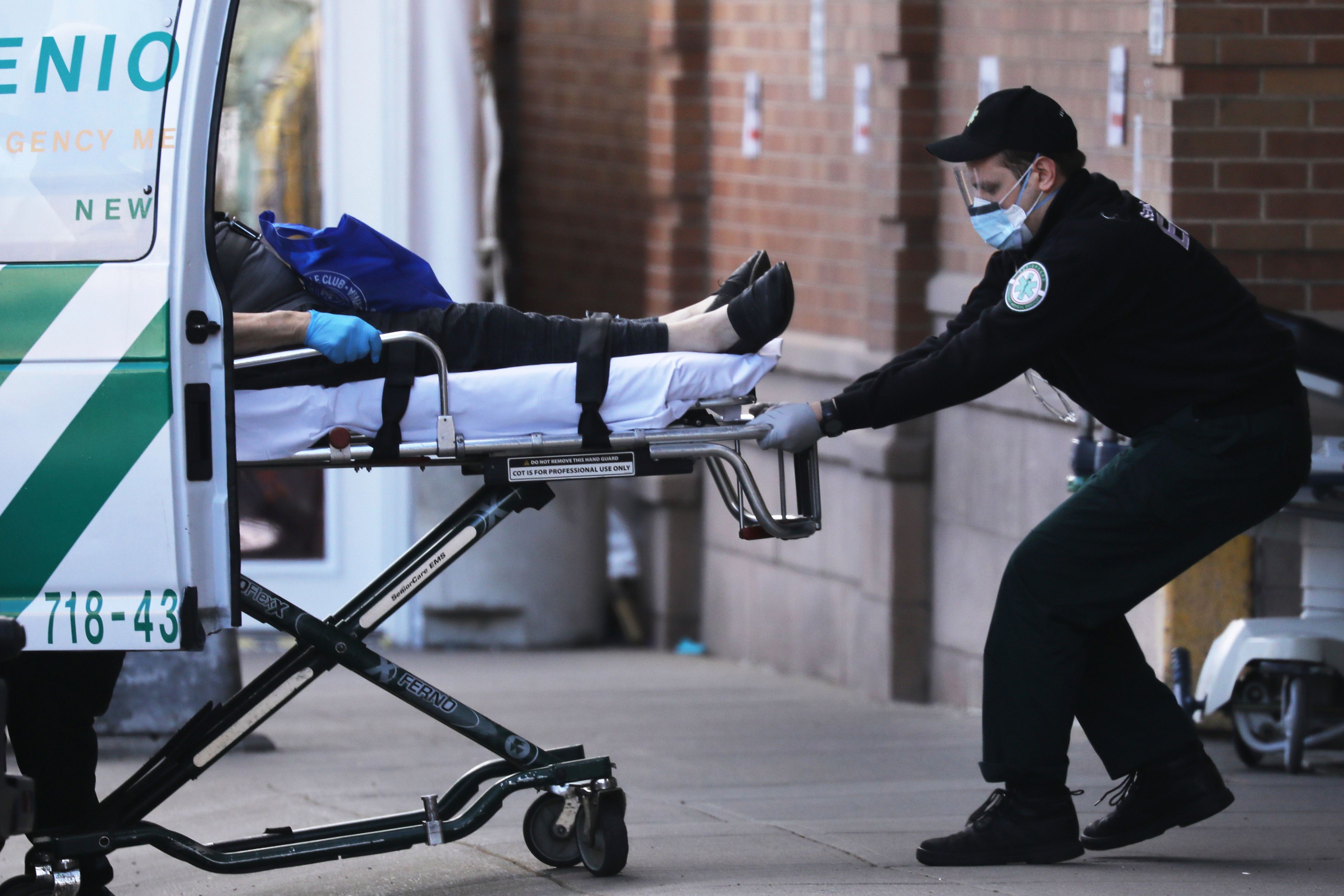 Un paciente es trasladado en el Centro Médico Maimonides de Brooklyn, Nueva York.