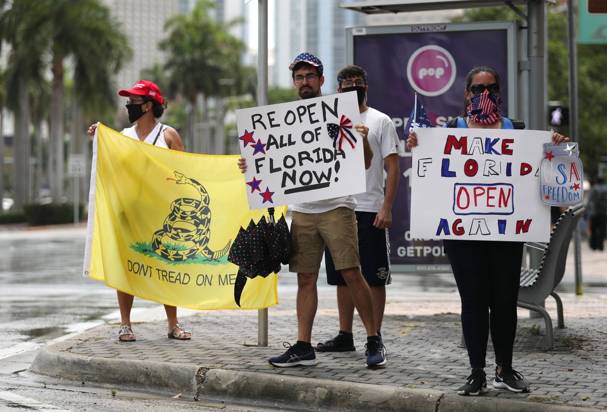 Un grupo de manifestantes frente a la Torre de la Libertad de Miami.