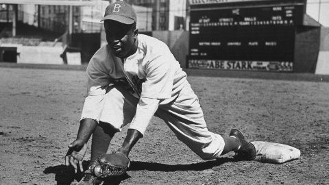 El 15 de abril de 1947 Jackie Robinson se convirtió en el primer pelotero afroamericano en las Mayores.