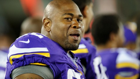 El ex liniero defensivo de los Vikings de Minnesota llegó a un acuerdo para evitar juicio.