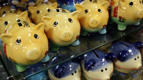 Ahorro dinero coronavirus COVID-19 fondo de emergencia crisis economía desempleo presupuesto celular internet