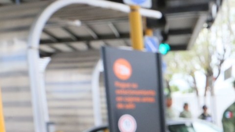Los elementos federales detuvieron al presunto narco a bordo de un taxi.