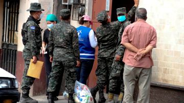 Militares hondureños entregan bolsas de comida a ciudadanos del centro de Tegucigalpa como aporte de un programa del Gobierno denominado Honduras solidaria, para ayudar a los más necesitados en la crisis por el coronavirus, este jueves 23 de abril de 2020. EFE/Gustavo Amador