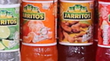 Jarritos refresco azúcar bebidas Estados Unidos dinero máscaras Diego Luna