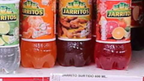 Jarritos refresco azúcar bebidas Estados Unidos dinero máscaras Diego Luna