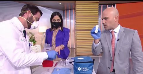 Karla Martínez haciéndose prueba de coronavirus.